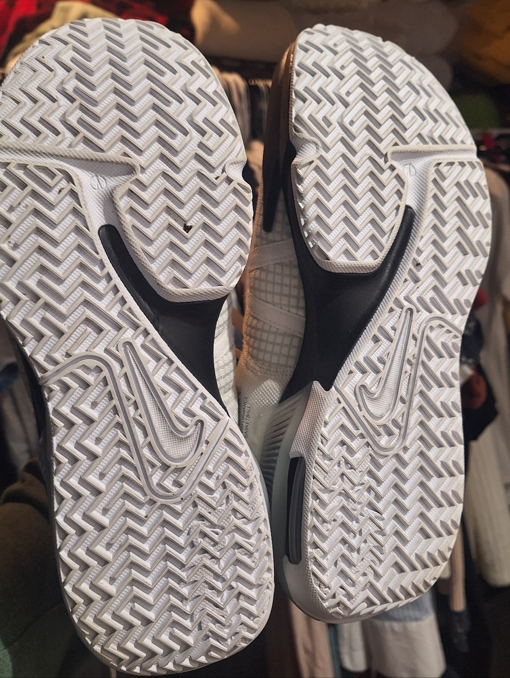 NIKE LEBRON WITNESS 7 White and Black Basketball Shoes. Size 8. - Picture 8 of 9